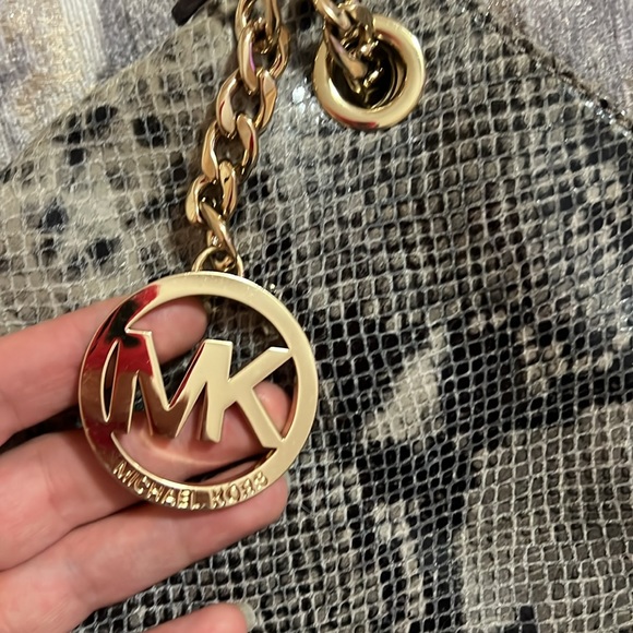 Micheal kors bag cross and shoulder bag - Picture 2 of 14